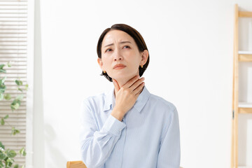 喉に違和感を感じる女性 © Peak River