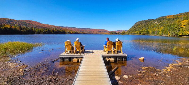 Ponton sur le Lac Sup&eacute;rieur au Parc national du Mont-Tremblant, Qu&eacute;bec, Canada