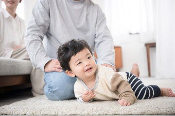 リビングでハイハイするかわいい赤ちゃん 