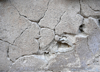 Cracked concrete wall showing wear and age at a construction site during the day