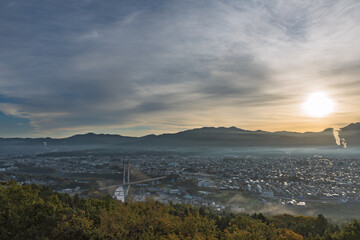 薄い雲海と朝日と秩父の街並み