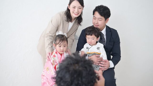 七五三や記念日のファミリーフォト　カメラ目線の笑顔の4人家族の写真撮影のところの動画　カメラマン付き