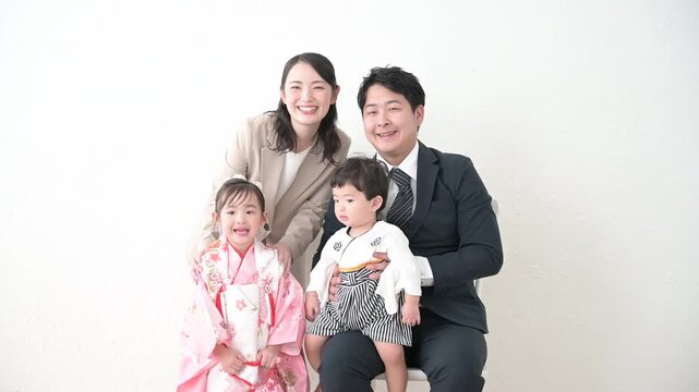 七五三や記念日のファミリーフォト　カメラ目線の笑顔の4人家族の写真撮影のところの動画
