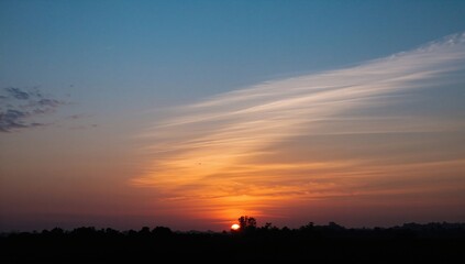 Obraz premium Sunset glow divided into vibrant hues, showcasing seasonal change