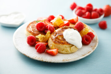 Cottage cheese patties with raspberry and honeycomb