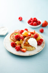 Cottage cheese patties with raspberry and honeycomb