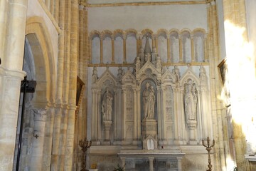 Obraz premium Eglise Saint Pierre, église de style roman bourguignon, ville de Bar sur Aube, département de l'Aube, France