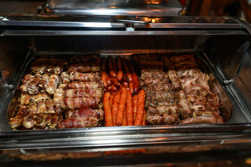 Mixed grill in a container to maintain the temperature