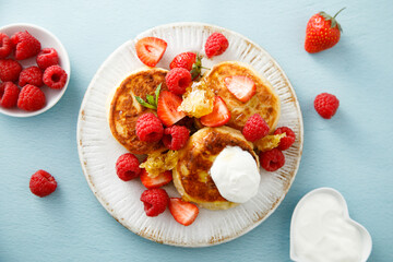 Cottage cheese patties with raspberry and honeycomb