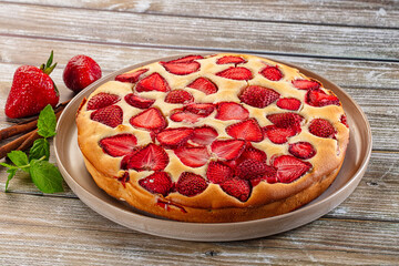 Strawberry pie tart served mint