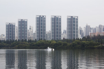 Obraz premium This is a view of the Han River with a view of high-rise apartments.