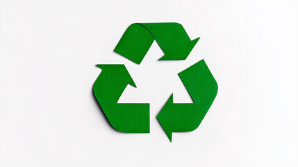 Obraz premium símbolo de reciclagem verde em fundo branco minimalista, conceito de sustentabilidade e cuidado ambiental, ideal para campanhas ecológicas, educação ambiental e apresentações corporativas