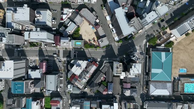 現代都市と道路の真俯瞰ドローン空撮