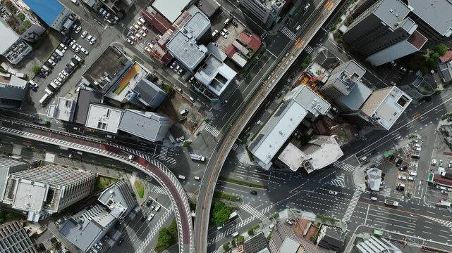 現代都市と道路の真俯瞰ドローン空撮