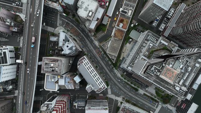 現代都市と道路の真俯瞰ドローン空撮