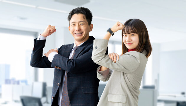 ガッツポーズをする笑顔のビジネスマン男女
