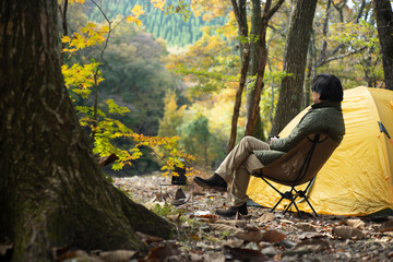 秋のソロキャンプ を楽しむ男性