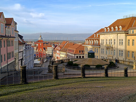 Marktplatz von Gotha in Th&uuml;ringen mit Rathaus und historischem Brunnen, am Horizont Windr&auml;der.