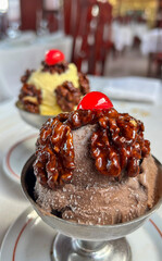 Copa de helado con nueces caramelizadas