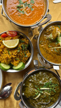 Comida india variada en un restaurante
