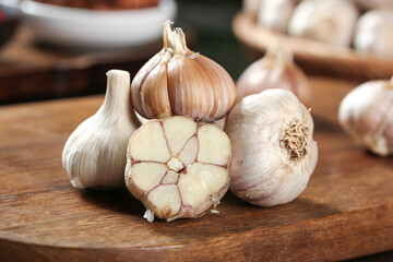 Fresh Shandong Farm Garlic Bulbs and Cloves on Wooden Cutting Board - Natural Cooking Ingredients