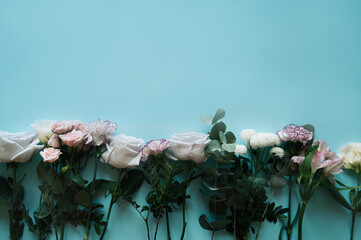 Букет цветов на голубом фоне