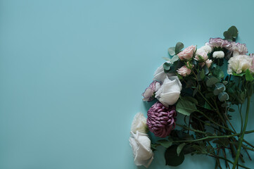 Букет цветов на голубом фоне
