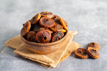 Dry anjir, or fig, is a chewy, sweet, nutrient-rich fruit packed with fiber, calcium, and natural energy-boosting goodness.
