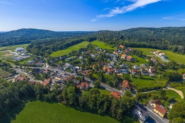 Die Gemeinde Simmelsdorf in der Fränkischen Schweiz aus der Vogelperspektive