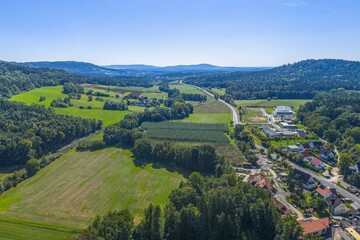 Naklejka premium Ausblick auf Simmelsdorf im Tal der Schnaittach im Nürnberger Land in Nordbayern