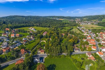 Ausblick auf Simmelsdorf im Tal der Schnaittach im N&uuml;rnberger Land in Nordbayern