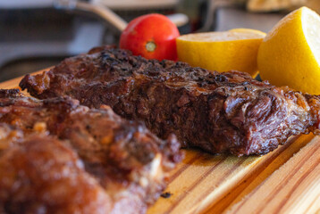 Argentinian barbecue on a rustic wooden board, with various cuts of grilled meat, representing a delicious traditional barbecue meal.