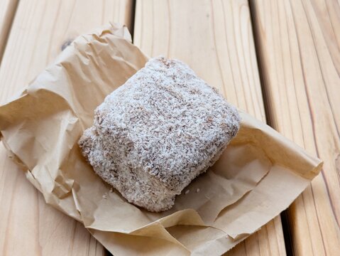 オーストラリアの国民的スイーツ ココナッツをまぶした伝統的なラミントン