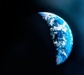 宇宙の闇に浮かぶ地球 青い海と白い雲、影に覆われた半球のクローズアップ