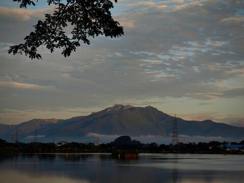 sunset for evining lighting and the mountain view and the lack of the view 