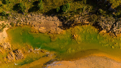 Puente ferroviario en valle fluvial
