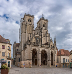 Fototapeta premium Semur-En-Auxois, France - 10 21 2025: View outside Collegiate Church of Notre-Dame facade