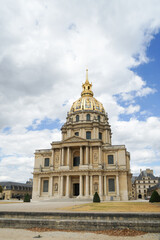 Obraz premium A large building of the Invalides Cathedral in Paris France with a gold dome on top