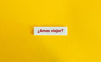 Banner con texto ¿Amas viajar? sobre fondo amarillo minimalista