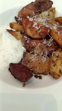 Pommes de terre r&ocirc;ties au four avec sauce cr&eacute;meuse