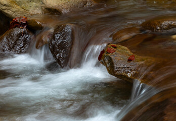 Jesienna impresja, wodospad, kamienie, woda, ruch, tapeta.