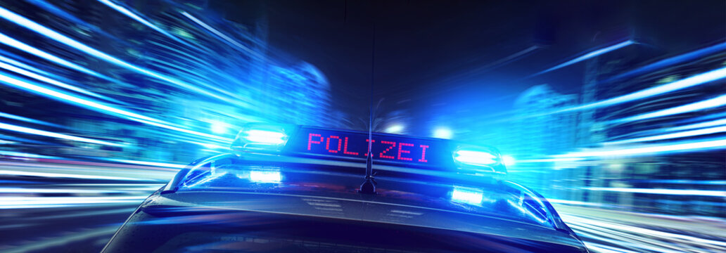 Polizeiauto mit Blaulicht bei hohe Geschwindigkeit 