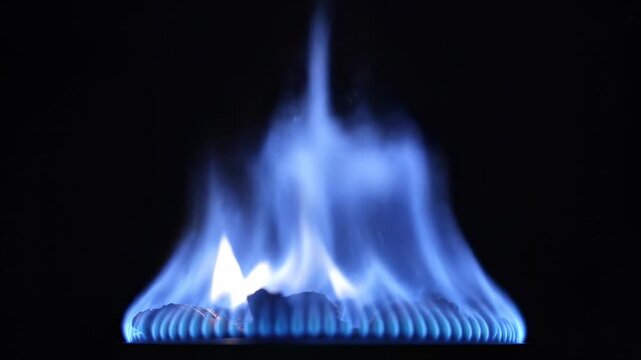 Llama azul en fondo oscuro, primer plano, video de fuego abstracto