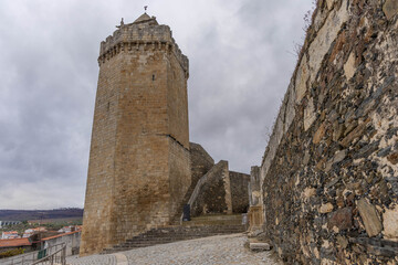 Muralla y torre medieval de Freixo de Espada à Cinta (Portugal)