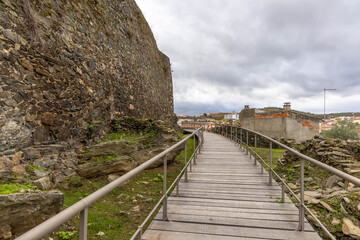 Muralla y torre medieval de Freixo de Espada à Cinta (Portugal)