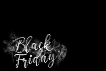 Texte en anglais "Black Friday" en lettres manuscrites blanches entourées de fumée blanche sur fond noir avec espace négatif copyspace pour visuel commercial sobre et élégant  soldes de fin novembre