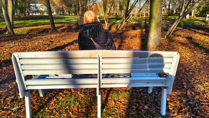 Kobieta na ławce w parku 