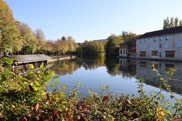 Fototapeta premium Rivière l'Aube, ville de Bar sur Aube, département de l'Aube, France