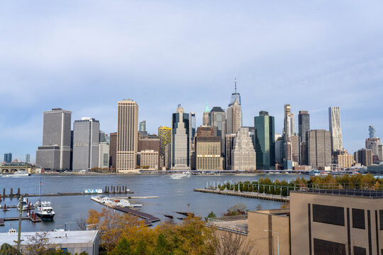 Fototapeta The Financial District in Manhattan Seen From Brooklyn Heights With Tall Skyscrapers
