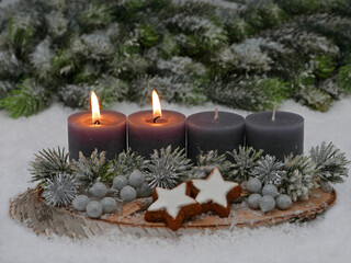 Zweiter Advent: Graue Adventskerzen mit Tannenzweigen , Beeren und Zimtsternen auf einer Schneedecke mit Platz für Text.